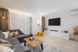 Μια τηλεόραση ή/και κέντρο ψυχαγωγίας στο Luxury Apartment Silvery in Split center with jacuzzi, sauna and parking