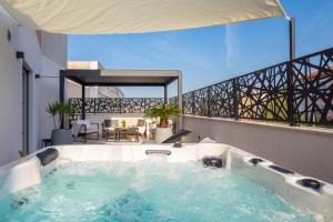 Πισίνα στο ή κοντά στο Luxury Apartment Silvery in Split center with jacuzzi, sauna and parking