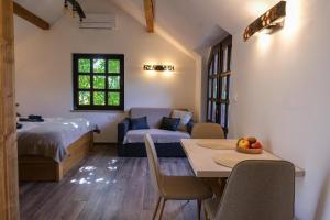 una camera con letto, tavolo e divano di Hiška Brajda a Rogaška Slatina