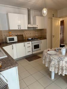 Η κουζίνα ή μικρή κουζίνα στο S+2 avec Jardin à l'aouina