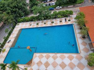 南芭堤雅Viewtalay 5D Studio Koh Larn Island View的大型游泳池的俯视图