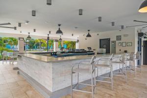 Um restaurante ou outro lugar para comer em Luxurious Condo wPrivate Balcony AMAZING View