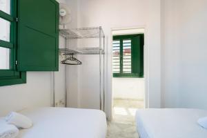 Postel nebo postele na pokoji v ubytování Penthouse con terraza- 2D 2B- Triana