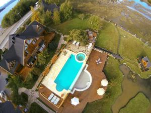 una vista aérea de una casa con piscina en La Campiña en San Carlos de Bariloche