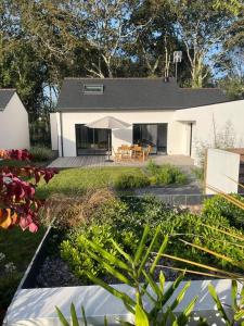 Taman di luar Maison moderne à Belz