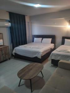 UlubeyKANYONUM Hotel的酒店客房,设有两张床和一张茶几