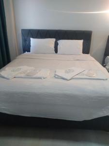 een bed met twee handdoeken erop bij KANYONUM Hotel in Ulubey +20 foto's