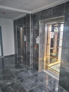 een badkamer met een tegelvloer met een lift bij KANYONUM Hotel in Ulubey