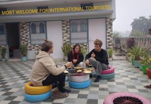 瓦拉纳西Mohit Paying Guest House的一群人围坐在桌旁吃饭