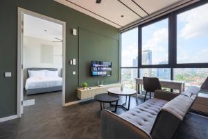 Tempat tidur dalam kamar di Scarletz Suites KLCC by GB