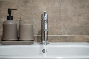 lavabo con grifo y 2 botellas en la danza delle farfalle, en Siena 42 fotos más