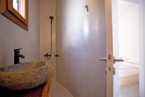 Ένα μπάνιο στο Kastro Shared Pool Suites