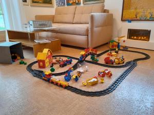 un salon avec un petit train et un canapé dans l'établissement Ruhige, charmante Ferienwohnung "Im Erftal", à Eichenbühl