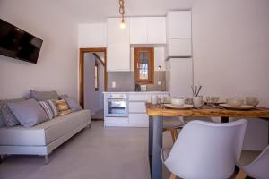 Η κουζίνα ή μικρή κουζίνα στο Kastro Shared Pool Suites