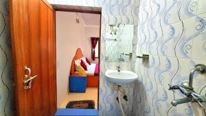 Mohit Paying Guest House的一间浴室