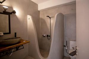 Ένα μπάνιο στο Kastro Shared Pool Suites