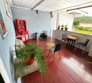 a patio with chairs and tables and a table at La Casa de Doña Cata in Bajo Boquete