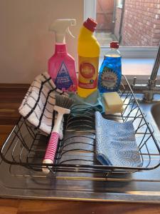 Ein Regal mit Toilettenartikeln und Reinigungsmitteln auf einem Waschbecken in der Unterkunft Waterside Cottage in Preston + 16 Fotos