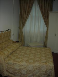 A bed or beds in a room at Hotel Agli Artisti