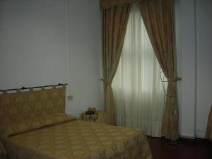 A bed or beds in a room at Hotel Agli Artisti