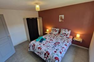 Postel nebo postele na pokoji v ubytování Maison avec jacuzzi