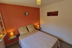 Postel nebo postele na pokoji v ubytování Maison avec jacuzzi