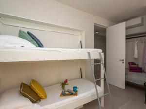 ラグーザにあるVILLA IL MELOGRANO 4&2, Emma Villasのベッドルーム1室(二段ベッド1組、はしご付)