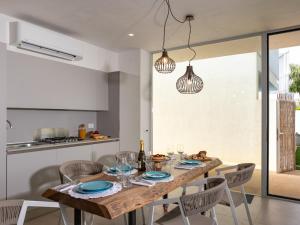 ラグーザにあるVILLA IL MELOGRANO 4&2, Emma Villasの木製のテーブルと椅子のあるダイニングルーム