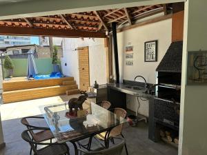 a kitchen with a glass table with chairs and a stove at Beira Mar Continental (mágica!) in Florianópolis