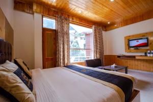 Ένα ή περισσότερα κρεβάτια σε δωμάτιο στο Hotel Cherry Manali