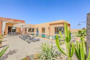 une villa avec piscine et un resort dans l'établissement villa Zina, Élégance et luxe,piscine & jacuzzi, à Marrakech