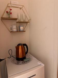 a tea kettle sitting on top of a refrigerator at Brisas del Lago Apartamentos in Colón