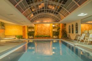 an indoor swimming pool with a domed ceiling at Hotel Libertador in Loja