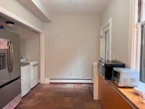 Dapur atau dapur kecil di Harvard House - 2BR Retreat adjacent to university