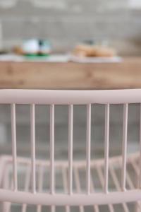 a white crib with a wooden table behind it at Essentia Rooms & Relax in Vasto