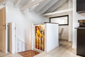 A kitchen or kitchenette at Fuencarral II - Apartamento tipo buhardilla en el centro de Madrid Még 11 kép