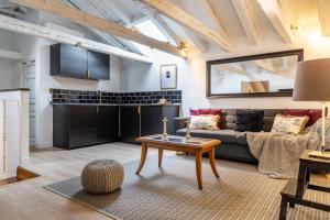 A kitchen or kitchenette at Fuencarral II - Apartamento tipo buhardilla en el centro de Madrid