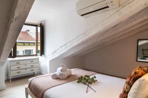 A bed or beds in a room at Fuencarral II - Apartamento tipo buhardilla en el centro de Madrid