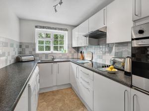 Köök või kööginurk majutusasutuses Grain Store, Nr Barnstaple with outdoor seasonal pool, free wifi and on-site parking