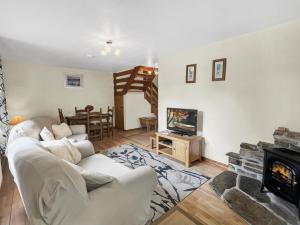 Televiisor ja/või meelelahutuskeskus majutusasutuses Grain Store, Nr Barnstaple with outdoor seasonal pool, free wifi and on-site parking