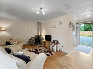 Televiisor ja/või meelelahutuskeskus majutusasutuses Threshing Barn, Nr Barnstaple with outdoor seasonal pool, free wifi and on-site parking