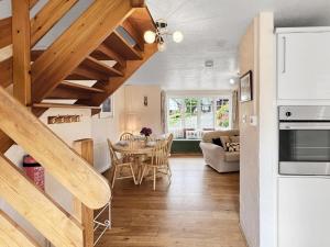 Köök või kööginurk majutusasutuses Threshing Barn, Nr Barnstaple with outdoor seasonal pool, free wifi and on-site parking