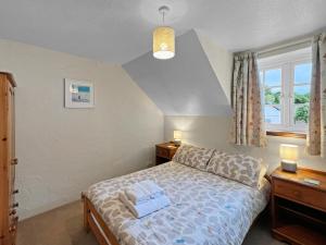 Voodi või voodid majutusasutuse Threshing Barn, Nr Barnstaple with outdoor seasonal pool, free wifi and on-site parking toas +15 fotot