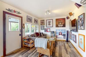 een woonkamer met een bank en veel foto's aan de muren bij Alki Oasis in Seattle