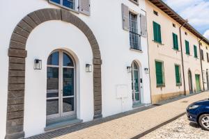 an archway on a building in a street at La suite in Piazza in Erbusco