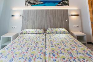 A bed or beds in a room at Hotel Amic Can Pastilla Még 37 kép