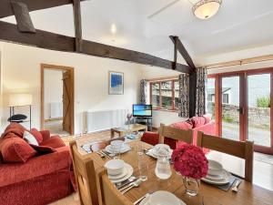 Televiisor ja/või meelelahutuskeskus majutusasutuses Linhay, Nr Barnstaple with outdoor pool, free wifi and parking