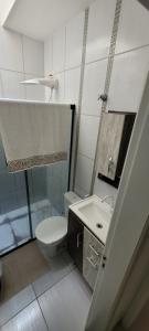 コンボリウーにあるCasa Camboriú scのトイレと洗面台のある小さなバスルーム