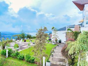 a garden in front of a building at Hilldale Retreat in Nuwara Eliya +38 photos