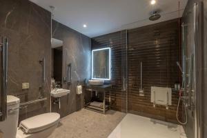 布莱顿霍夫Maldron Hotel Brighton City Centre的配有马桶、水槽和淋浴的浴室